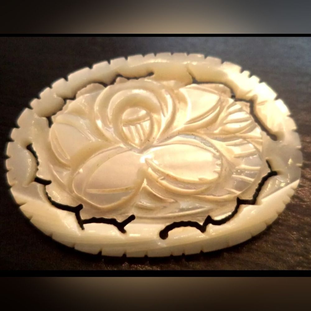 VINTAGE ESTATE CARVED MOP FLOWER 1 1/2" BROOCH